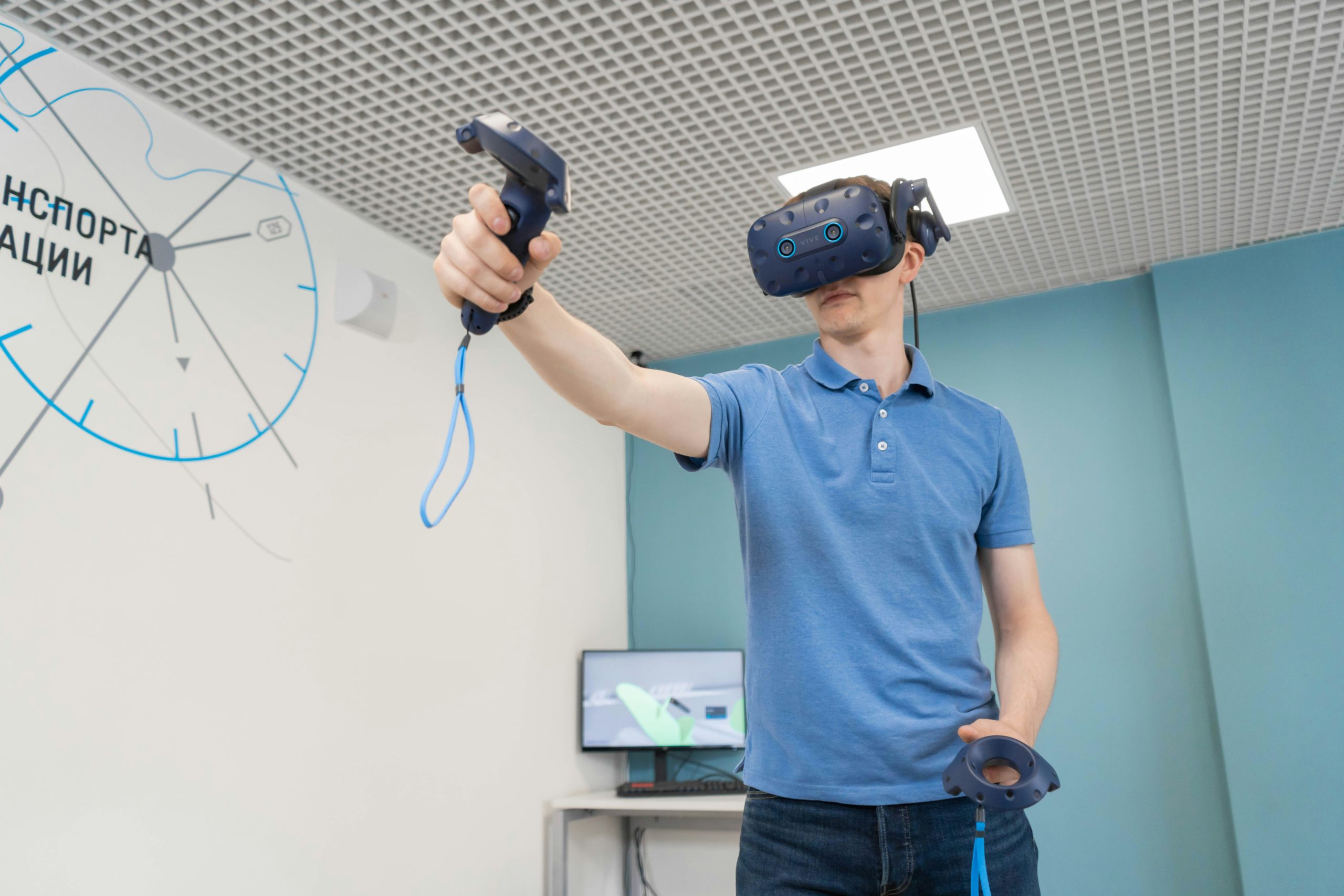 Stagiaire en session de formation réalité virtuelle avec casque VR et contrôleurs dans une salle professionnelle
