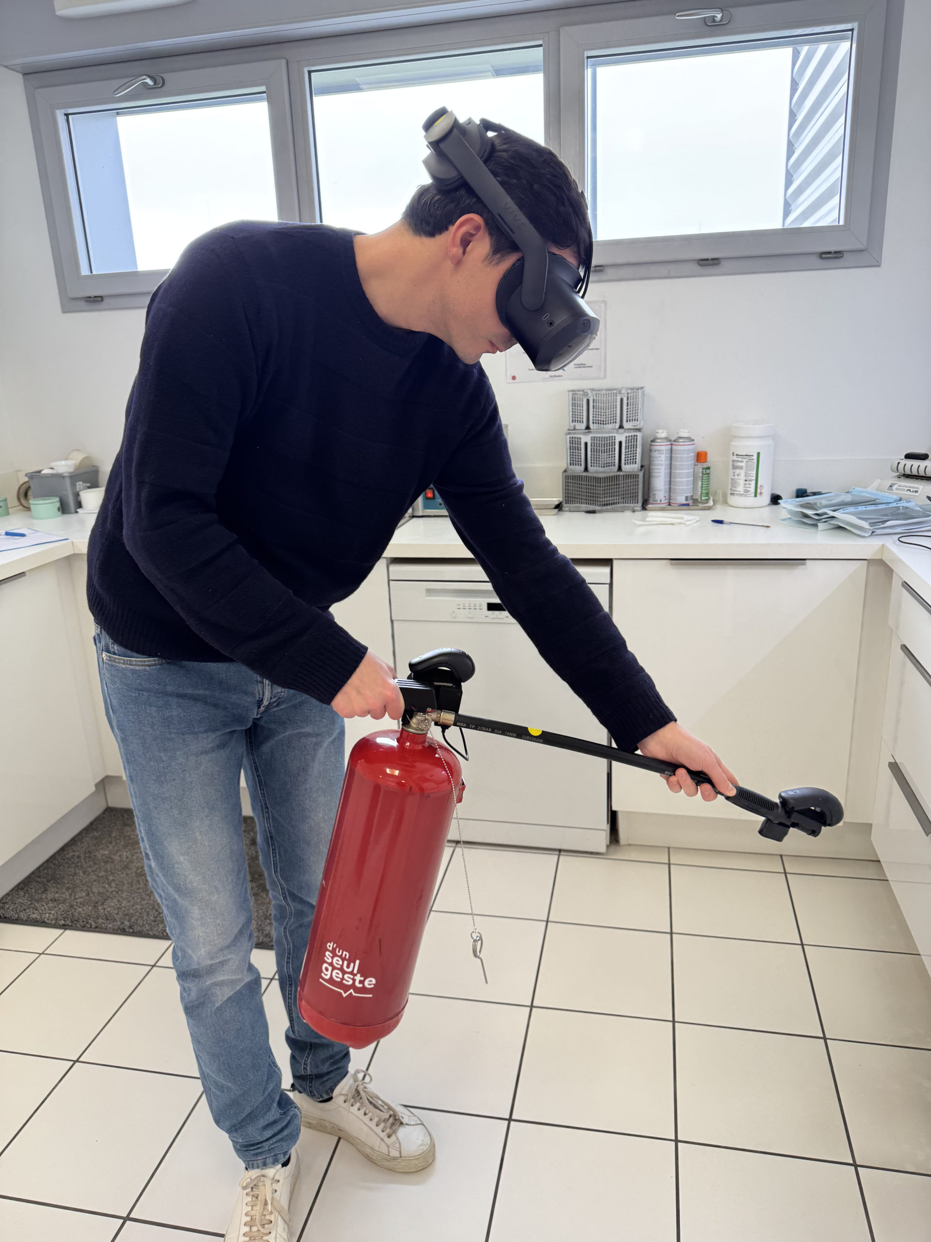 Un stagiaire faisant la formation Équipier de Première Intervention – Incendie