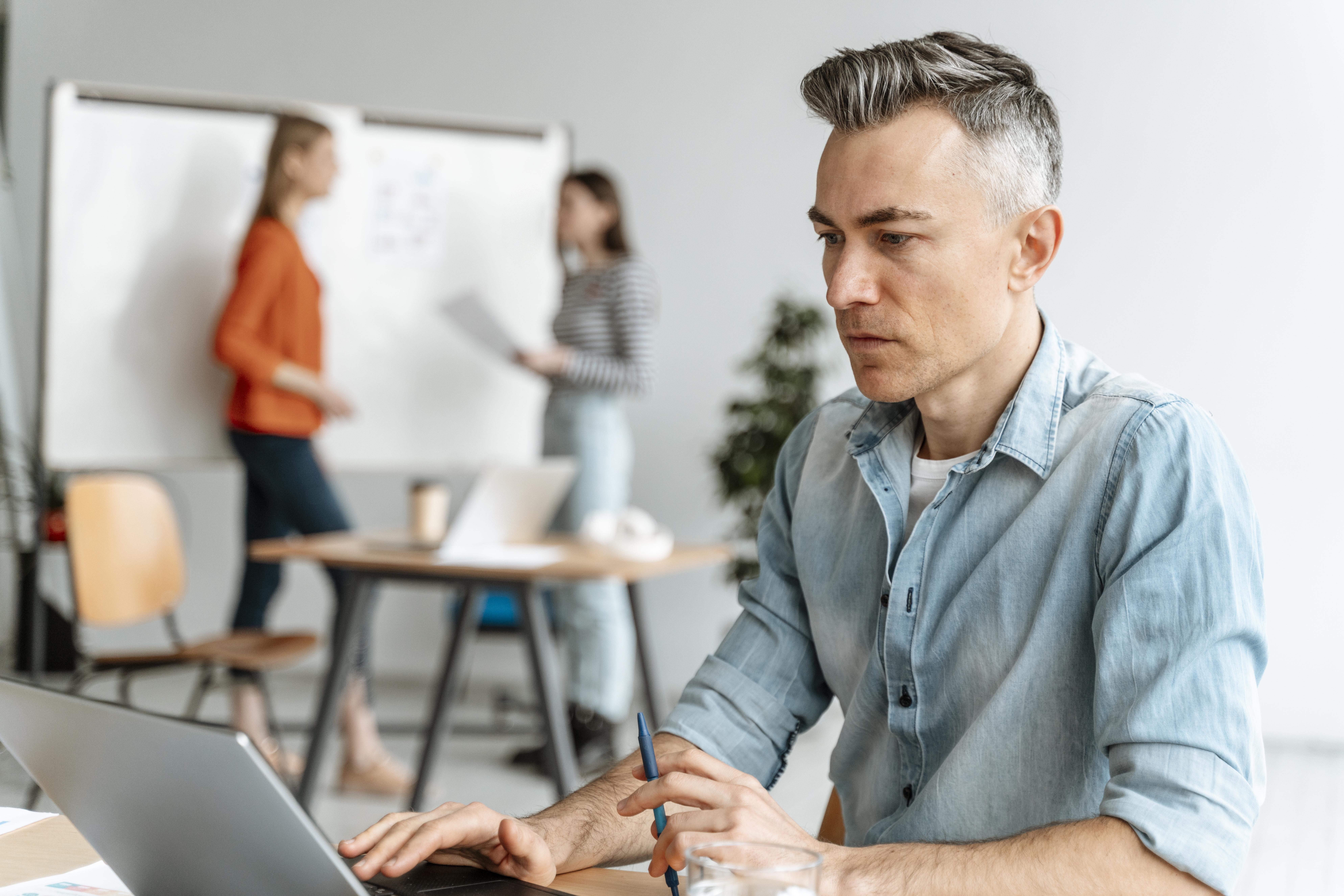 Dirigeant indépendant travaillant sur son ordinateur lors d'une session de formation en entreprise