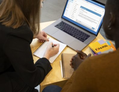 Deux professionnels en formation LinkedIn devant un ordinateur portable pour développer leur activité grâce à LinkedIn
