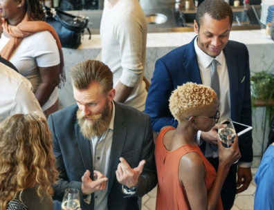 Professionnels en train de networker lors d'un événement pour développer leur réseau professionnel et générer des opportunités d'affaires