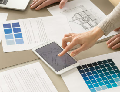 Professionnels du bâtiment consultant des plans et documents dans le cadre d'une stratégie de performance énergétique